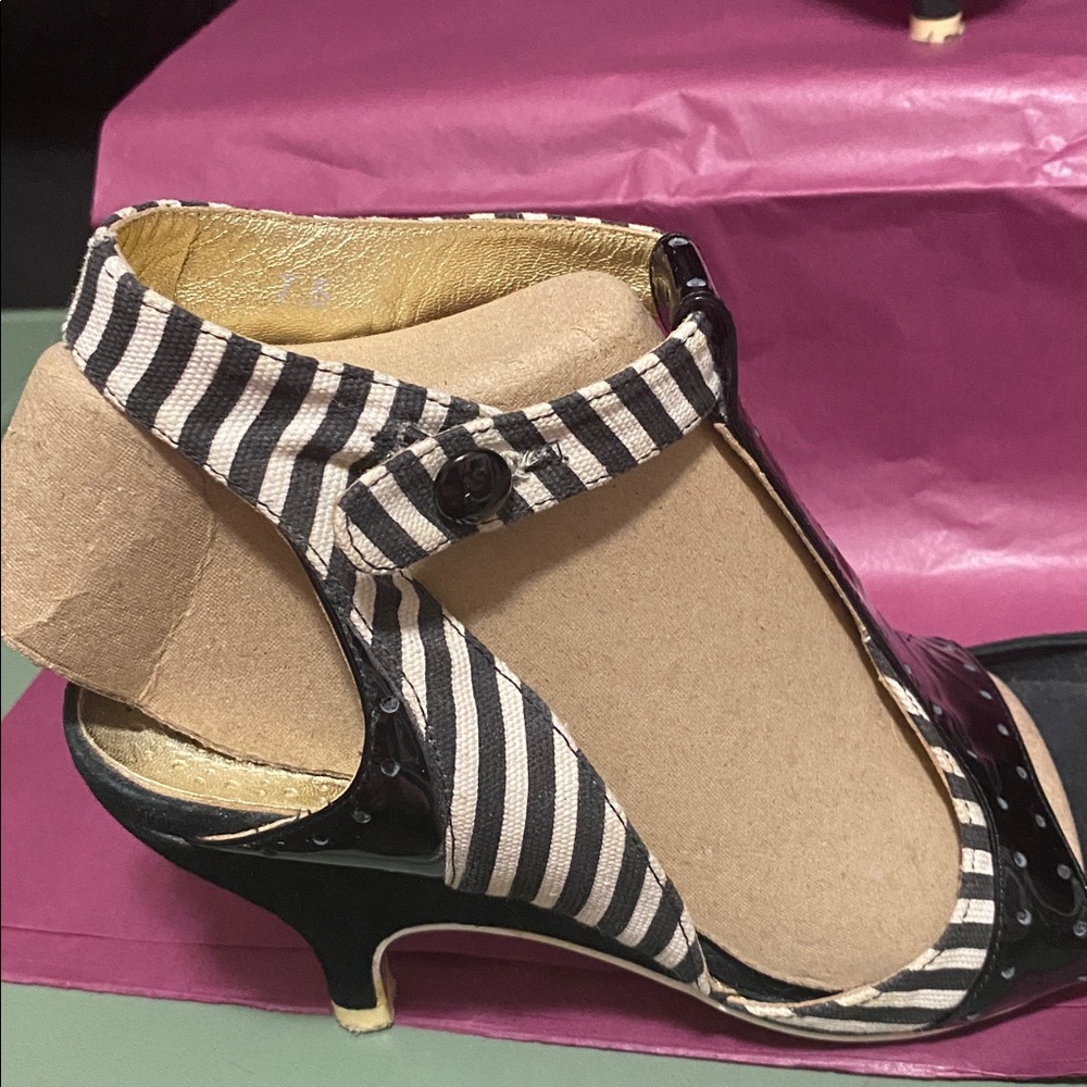 GUC Irregular choice Cream black stripe, small heel sandal shoe 7 1/2 - Picture 5 of 11